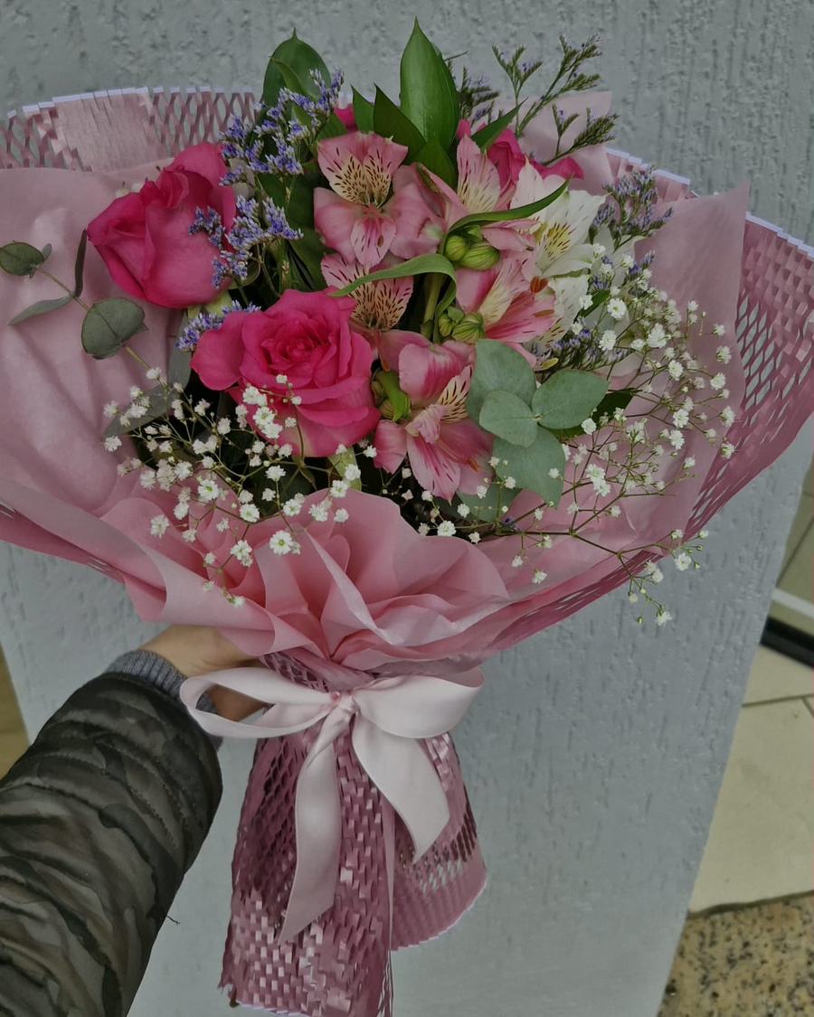 Buquê nº 07 — Doce Encanto: Rosas pink, astromélias rosadas e gipsofila em papel rosé com laço de cetim claro