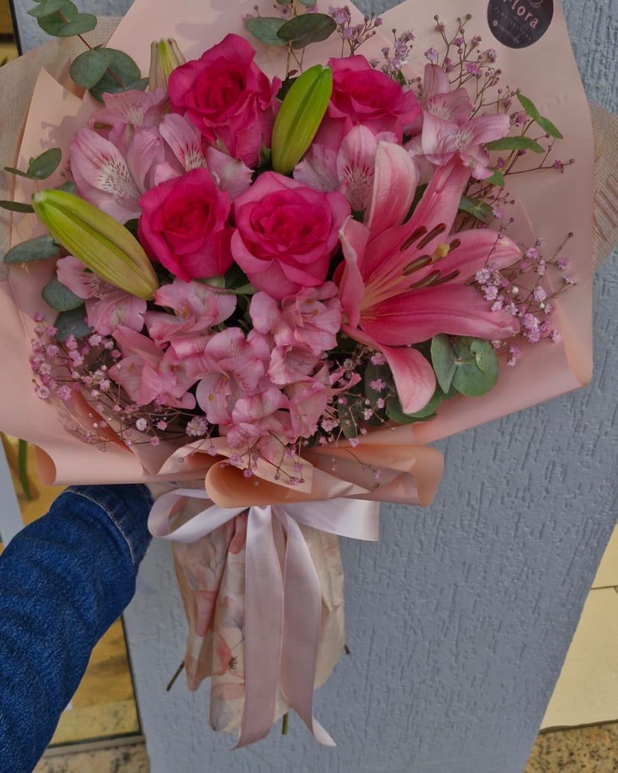 Buquê nº 14 — Romance em Rosé: Rosas pink, lírios rosa e astromélias com gipsofila colorida e eucalipto em papel rosé