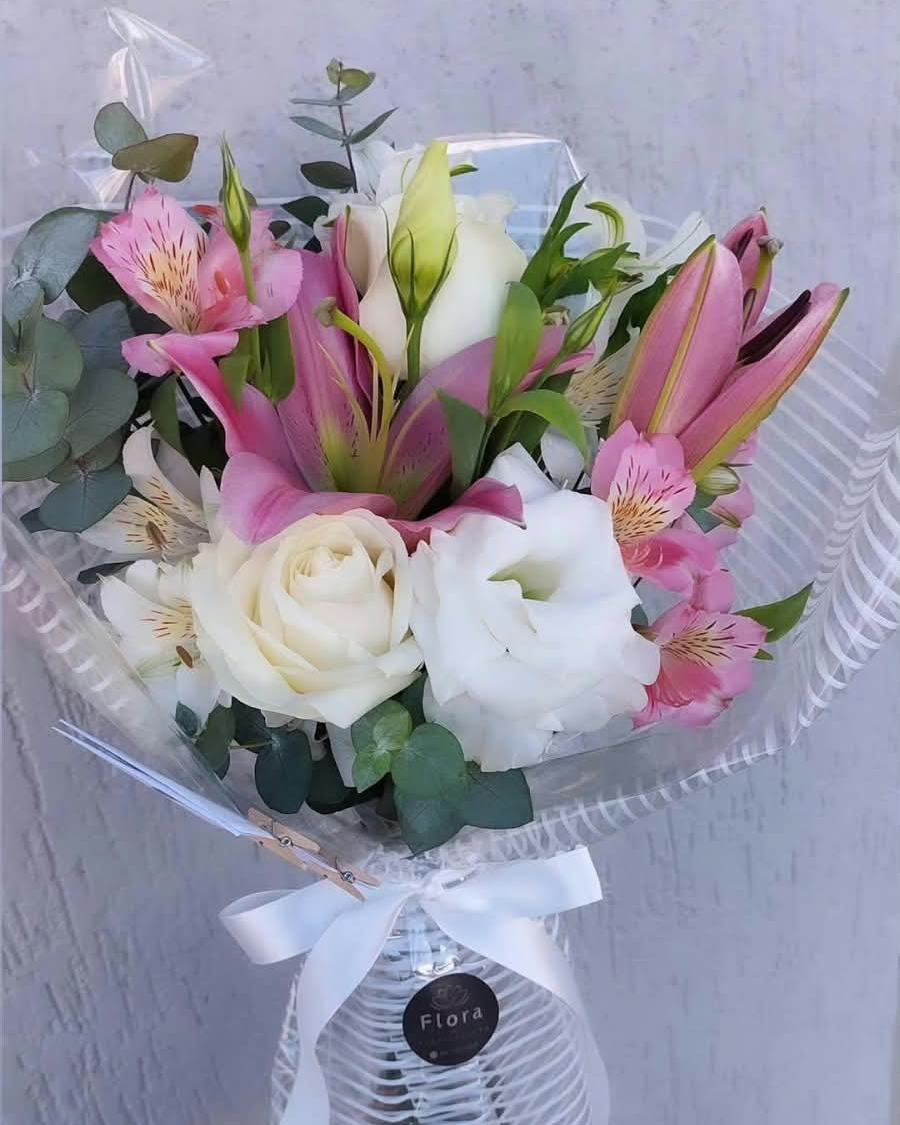 Buquê nº 15 — Branco Elegante: Rosas brancas, lisianthus e lírios rosa com eucalipto — sobriedade e leveza no mesmo arranjo
