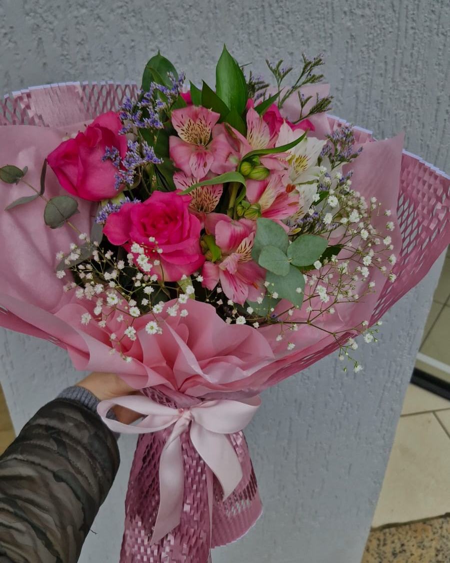 Buquê nº 16 — Carinho Rosa: Rosas pink e astromélias com gipsofila e eucalipto, embrulhadas em papel rosa com laço claro