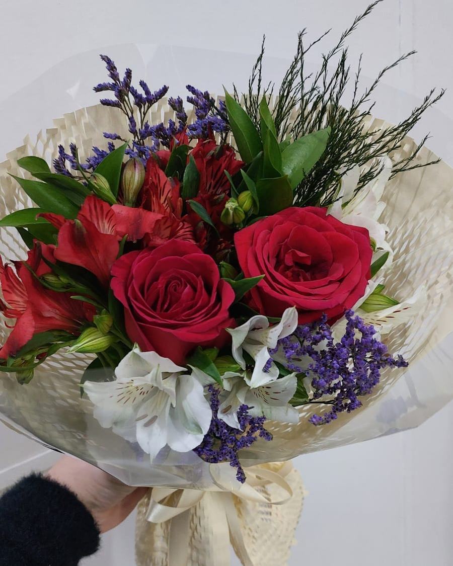 Buquê nº 18 — Vermelho Profundo: Rosas vermelhas com astromélias vermelhas e brancas, statice roxo e folhagem rústica
