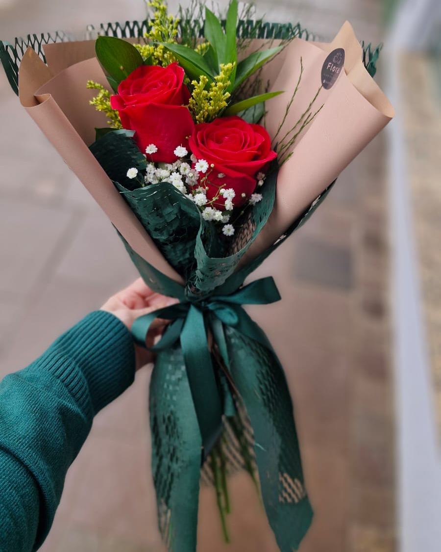 Buquê nº 19 — Três Rosas: Três rosas vermelhas com tango e gipsofila em papel nude e verde — simples e certeiro